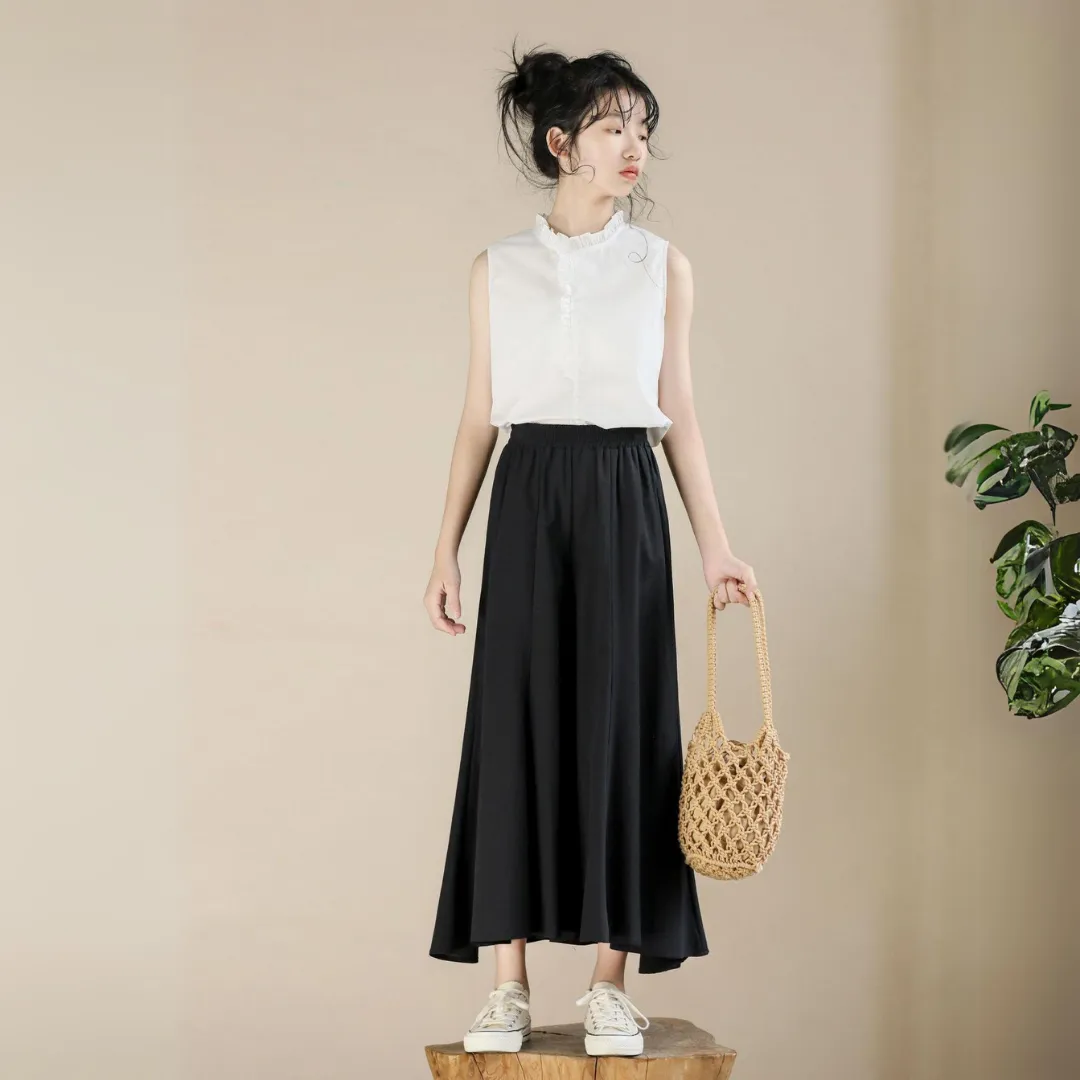 花边无袖上衣/ 黑色喇叭裙裤 Sleeveless Ruffled Top / Black Flared Wide-Leg Pants