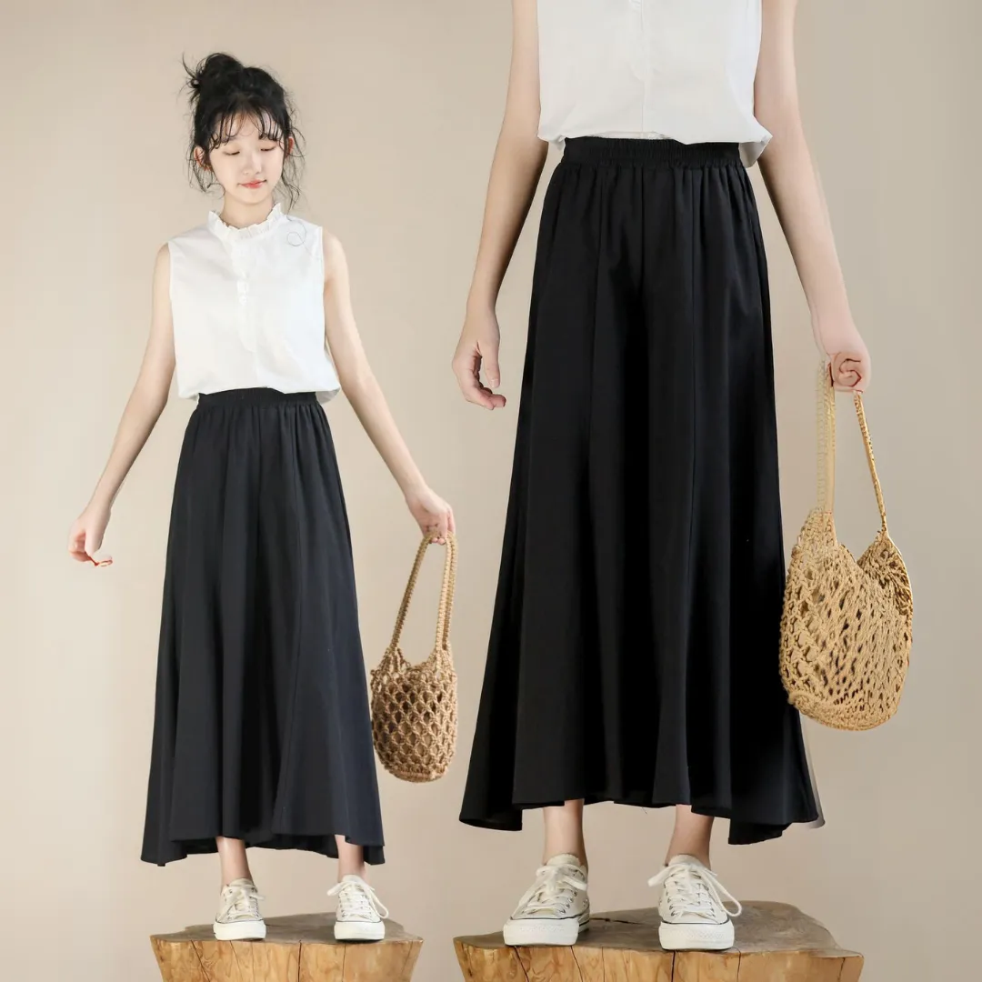 花边无袖上衣/ 黑色喇叭裙裤 Sleeveless Ruffled Top / Black Flared Wide-Leg Pants