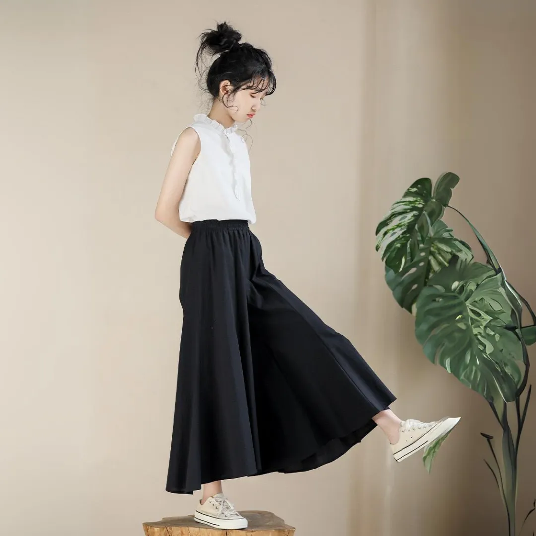 花边无袖上衣/ 黑色喇叭裙裤 Sleeveless Ruffled Top / Black Flared Wide-Leg Pants