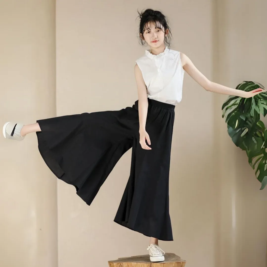 花边无袖上衣/ 黑色喇叭裙裤 Sleeveless Ruffled Top / Black Flared Wide-Leg Pants